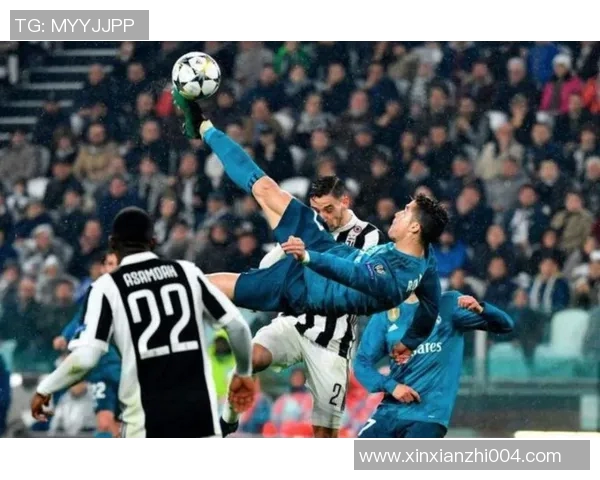 欧冠赛场惊现奇葩瞬间球迷冲入场内夺走C罗球衣 欧冠赛场惊现奇葩瞬间球迷冲入场内夺走C罗球衣